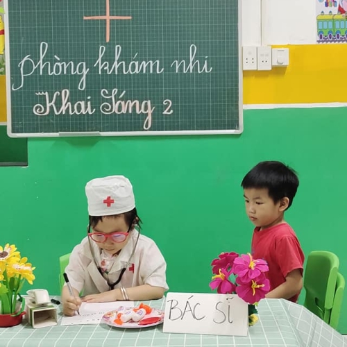 Bé trải nghiệm làm bác sĩ