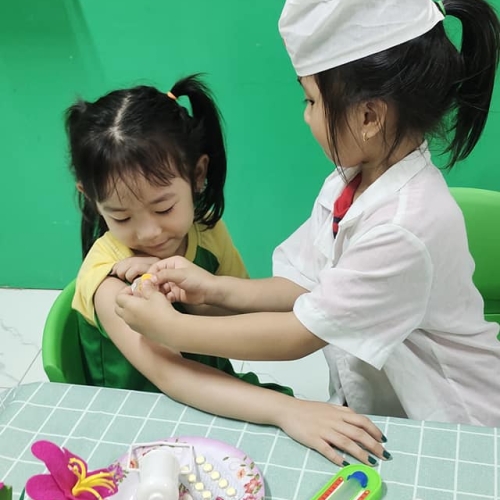 Bé trải nghiệm làm bác sĩ