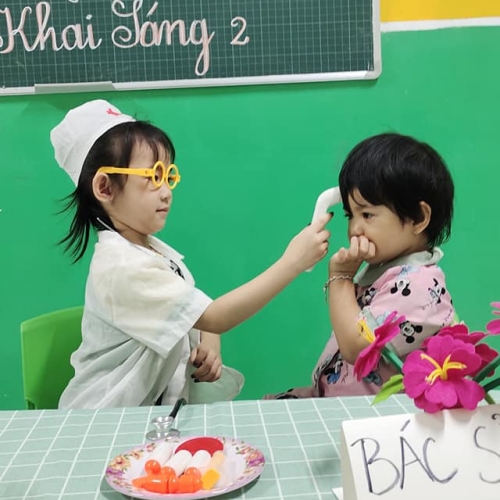Bé trải nghiệm làm bác sĩ