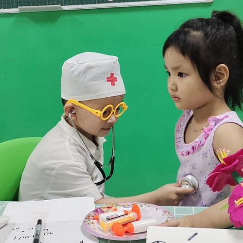Bé trải nghiệm làm bác sĩ