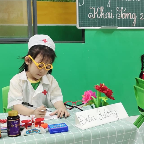 Bé trải nghiệm làm bác sĩ