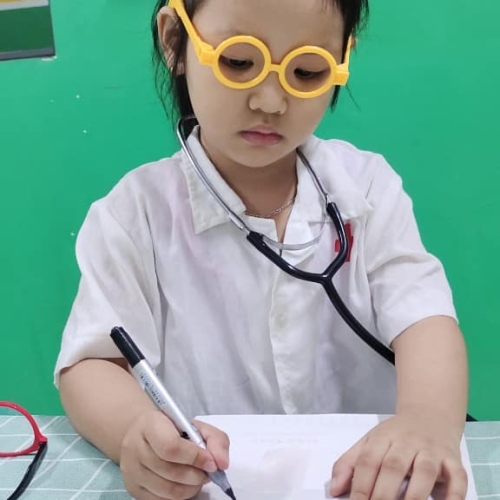 Bé trải nghiệm làm bác sĩ