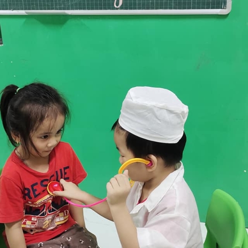 Bé trải nghiệm làm bác sĩ