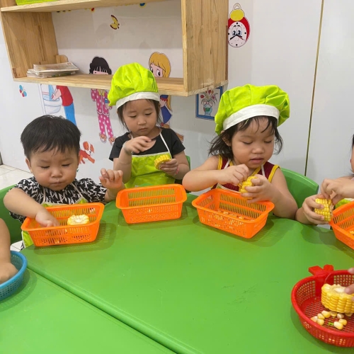 Bé học làm bánh cs4