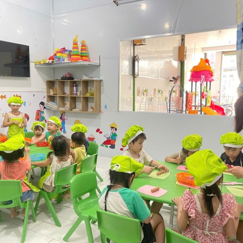 Bé học làm bánh cs4