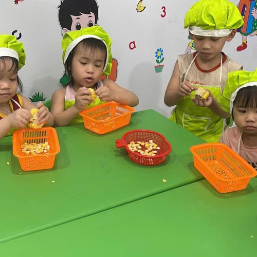 Bé học làm bánh cs4