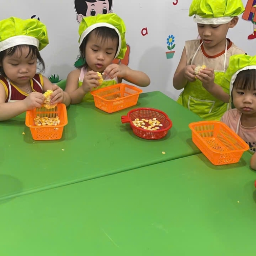 Bé học làm bánh cs4