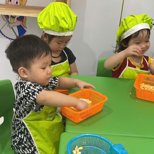 Bé học làm bánh cs4