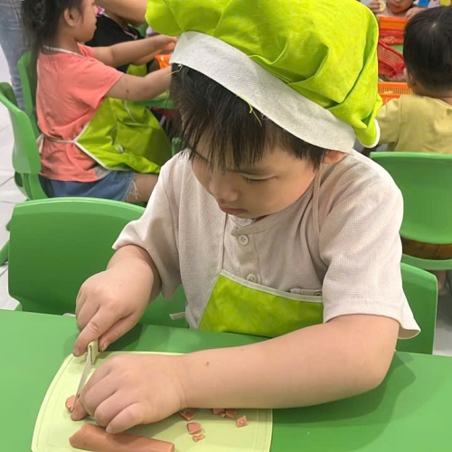 Bé học làm bánh cs4