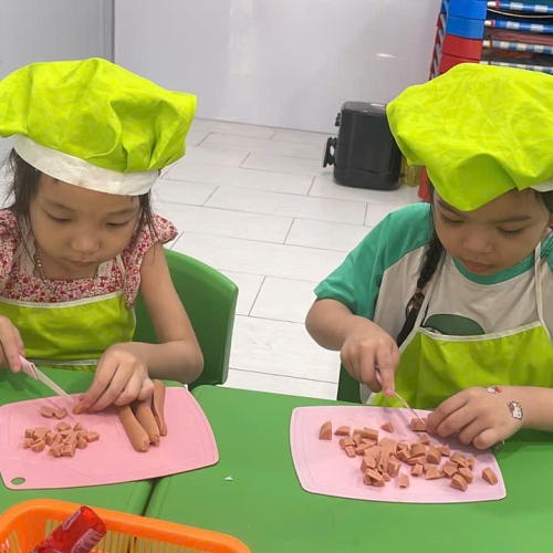 Bé học làm bánh cs4