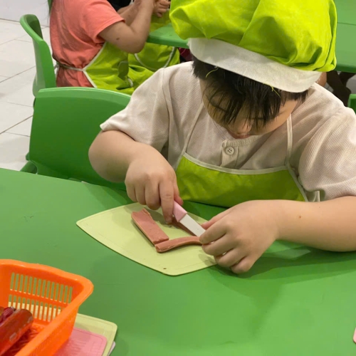 Bé học làm bánh cs4