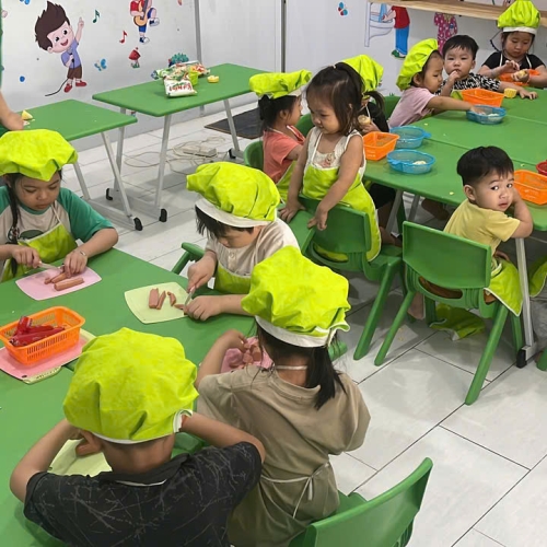 Bé học làm bánh cs4