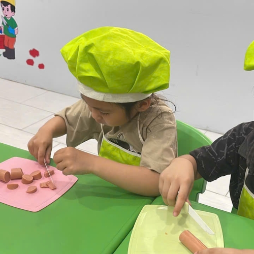 Bé học làm bánh cs4