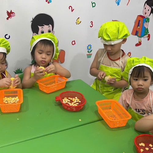 Bé học làm bánh cs4