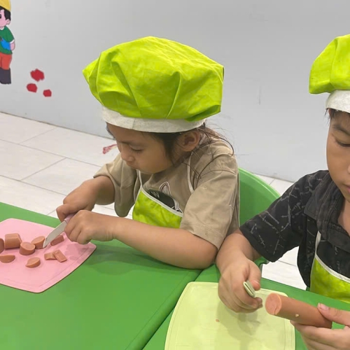 Bé học làm bánh cs4