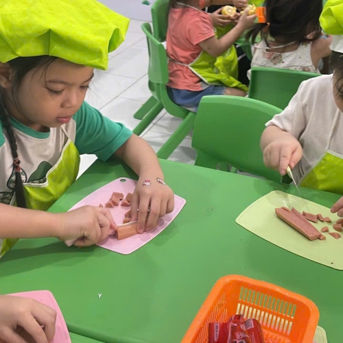 Bé học làm bánh cs4