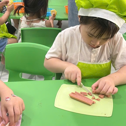 Bé học làm bánh cs4