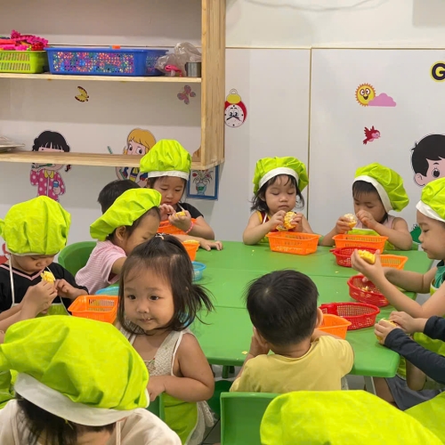 Bé học làm bánh cs4