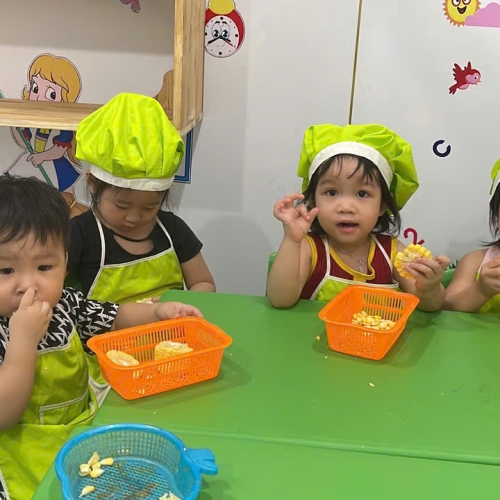 Bé học làm bánh cs4