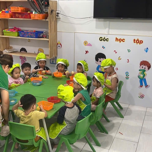 Bé học làm bánh cs4