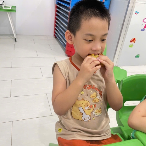 Bé học làm bánh cs4