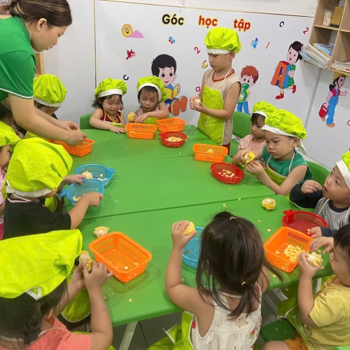 Bé học làm bánh cs4