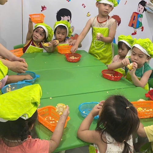 Bé học làm bánh cs4