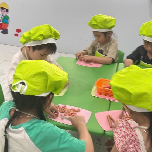 Bé học làm bánh cs4