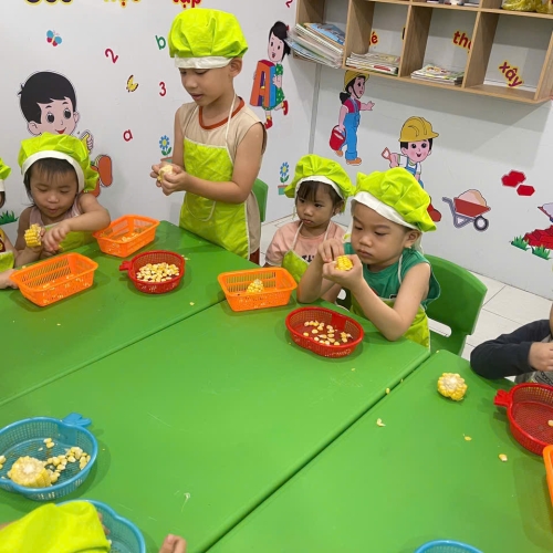 Bé học làm bánh cs4