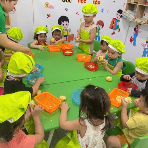 Bé học làm bánh cs4