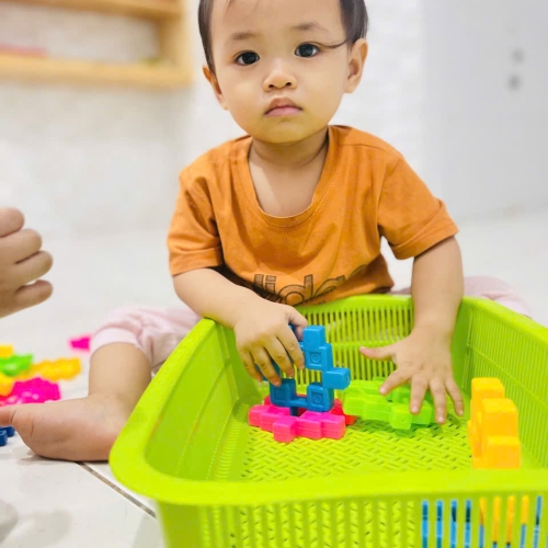 Bé chơi cùng nhau