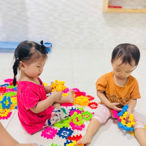 Bé chơi cùng nhau