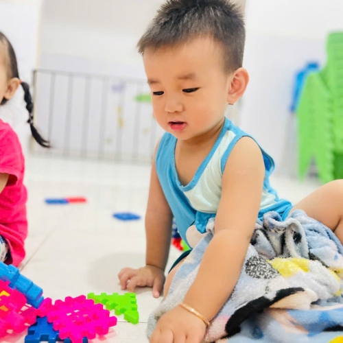 Bé chơi cùng nhau