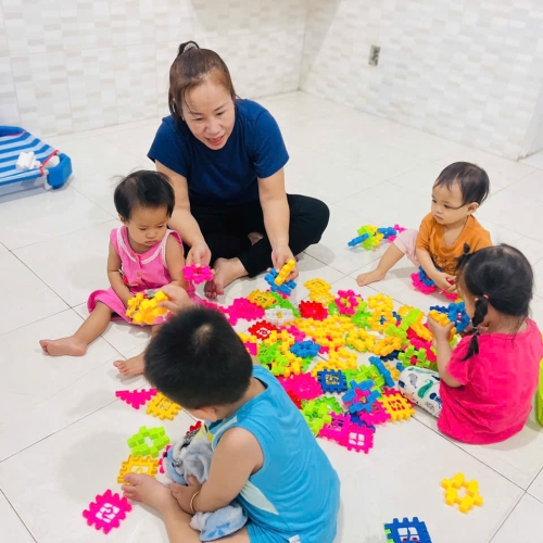 Bé chơi cùng nhau