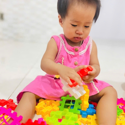 Bé chơi cùng nhau