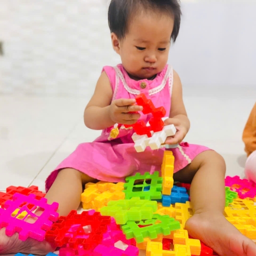 Bé chơi cùng nhau