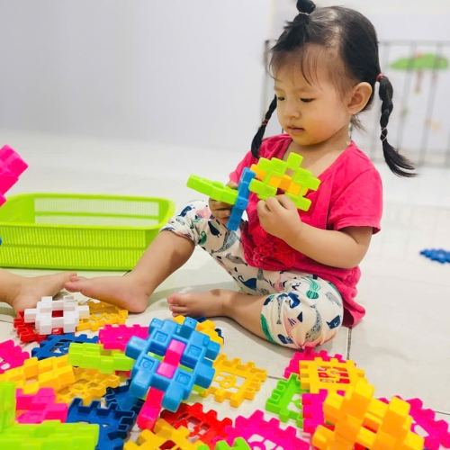 Bé chơi cùng nhau