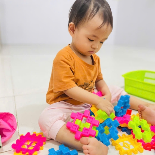 Bé chơi cùng nhau