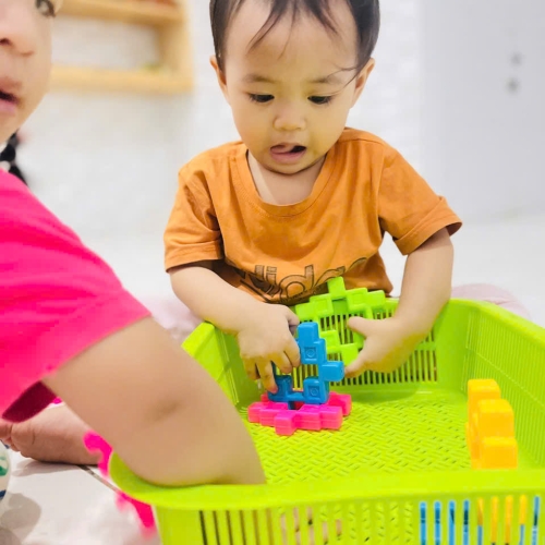 Bé chơi cùng nhau