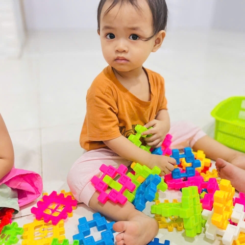 Bé chơi cùng nhau