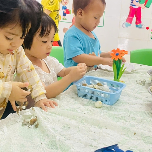 Bé lớp mầm học kỹ năng bóc trứng