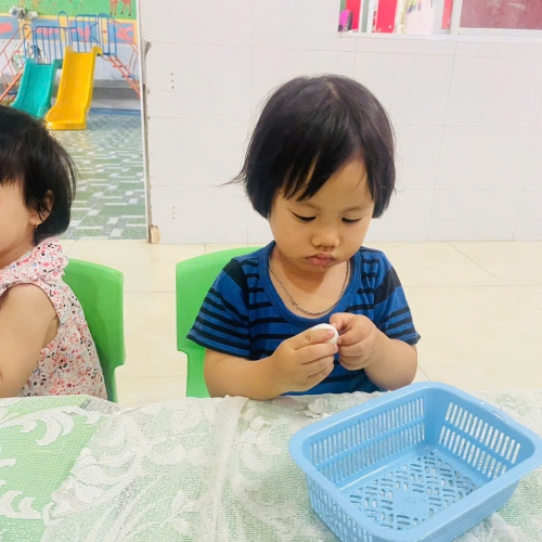 Bé lớp mầm học kỹ năng bóc trứng