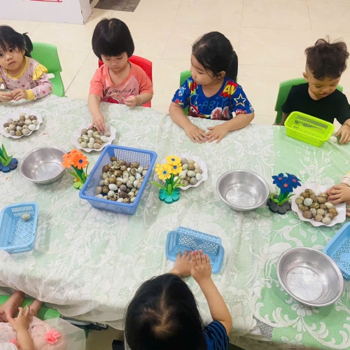 Bé lớp mầm học kỹ năng bóc trứng