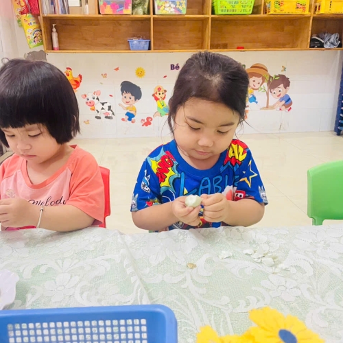 Bé lớp mầm học kỹ năng bóc trứng