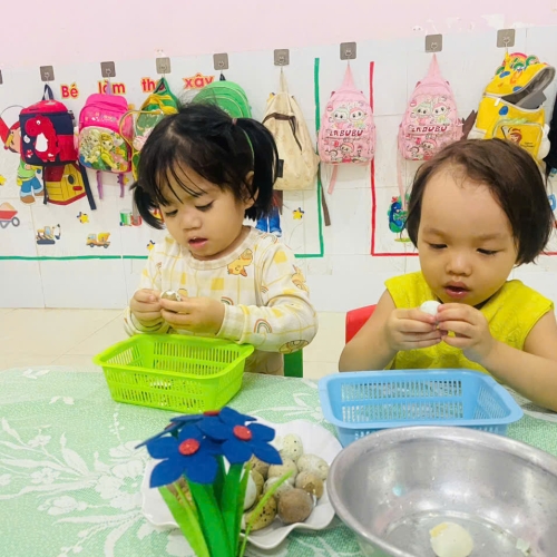 Bé lớp mầm học kỹ năng bóc trứng