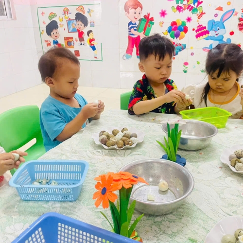 Bé lớp mầm học kỹ năng bóc trứng