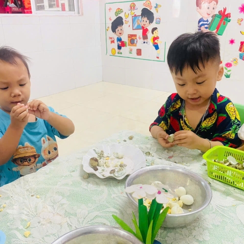 Bé lớp mầm học kỹ năng bóc trứng