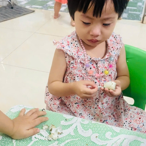 Bé lớp mầm học kỹ năng bóc trứng