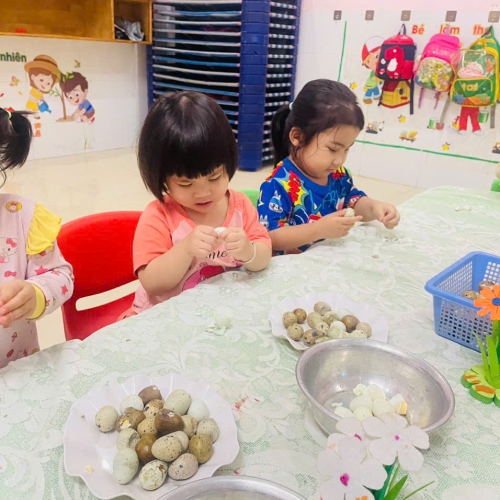 Bé lớp mầm học kỹ năng bóc trứng