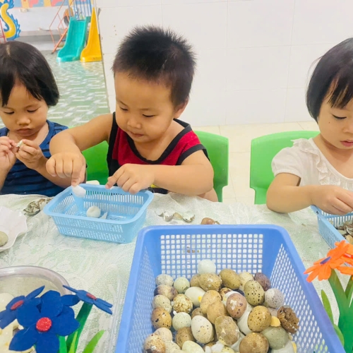 Bé lớp mầm học kỹ năng bóc trứng